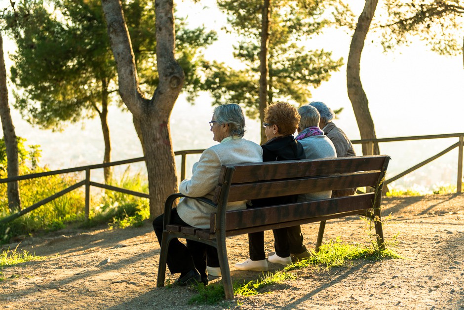 pensionärer på bänk