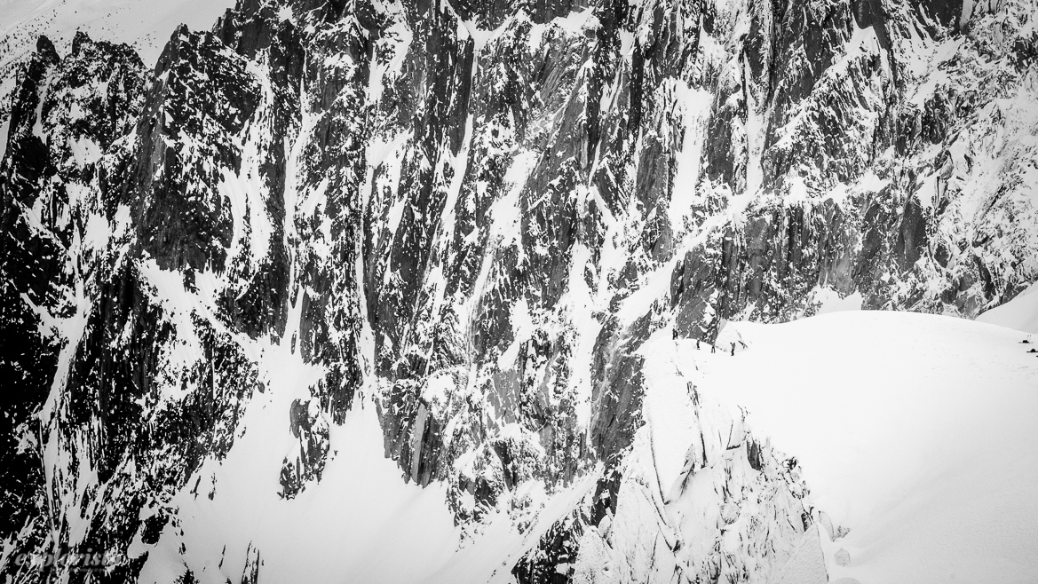 skidåkare på väg mot glaciären och valle blanche