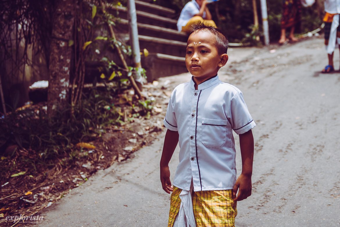 Pojke i traditionella kläder på Bali