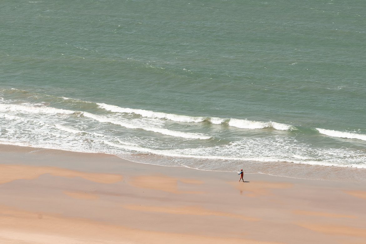 man som går på strand i brasilien