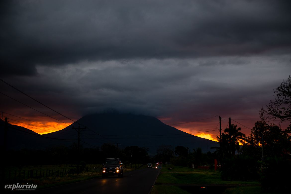 solnedgång över arenal vulkan