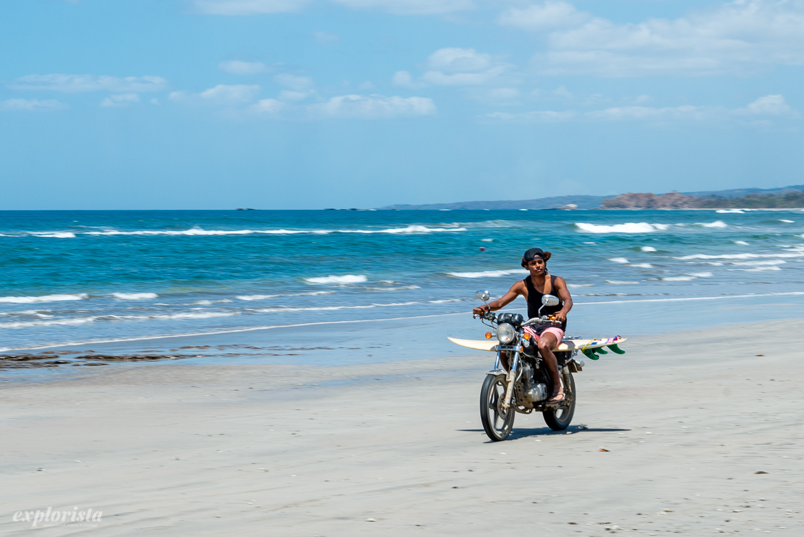 surfare på motorcykel på stranden