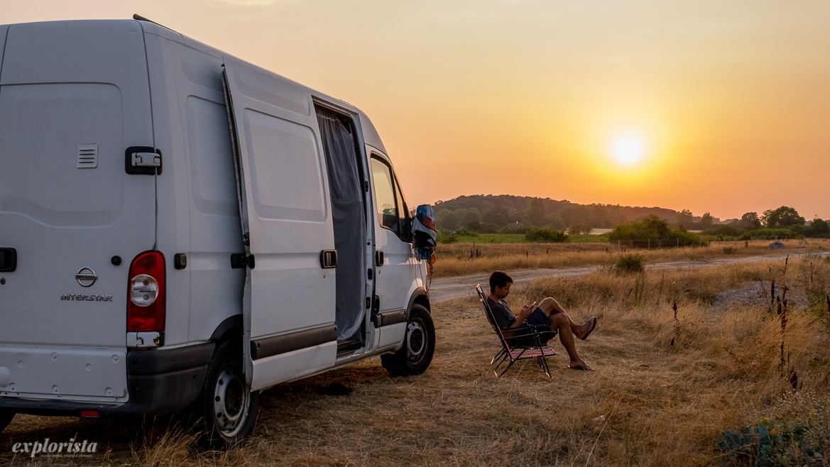 solnedgång och campervan