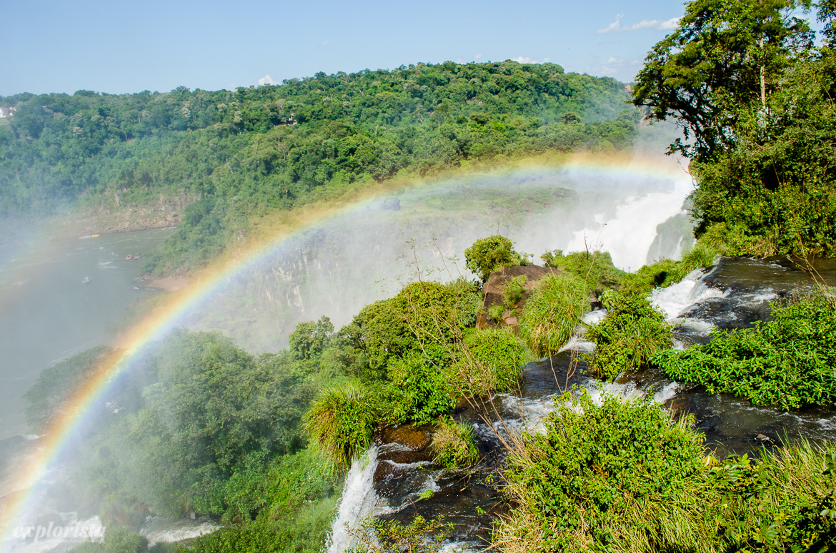 regnbåge i djungeln över iguazufallen