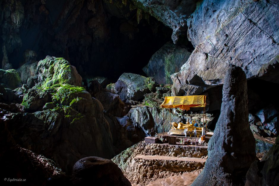 stor grotta med buddhastaty