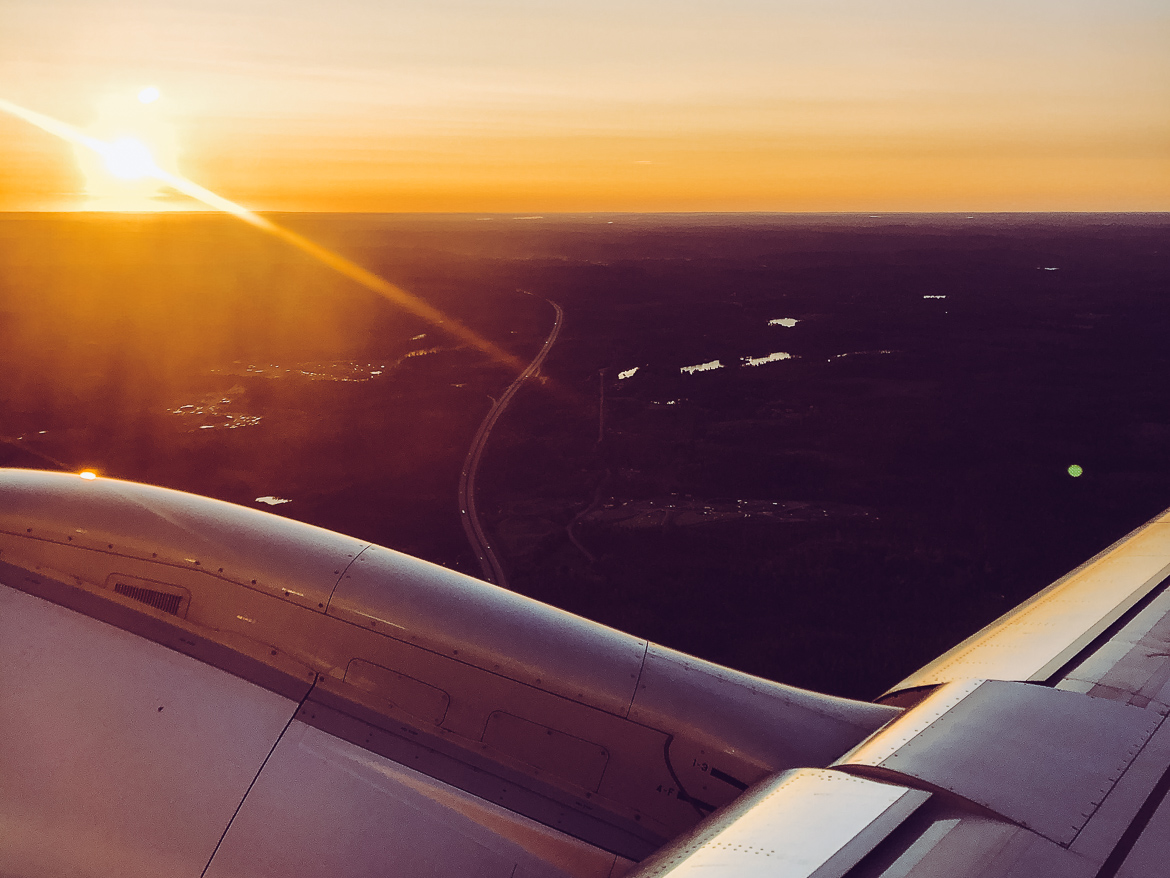 Soluppgång över Sverige från flygplan