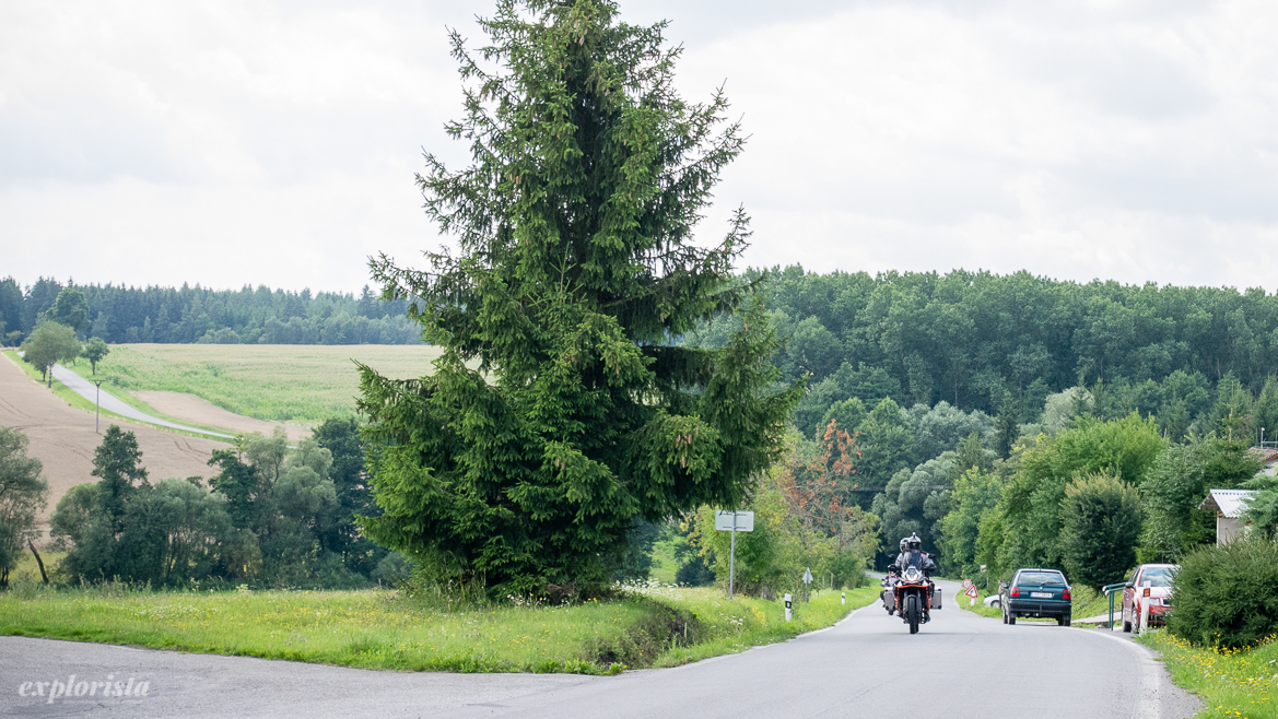 motorcykel på tjeckiska landsbygden