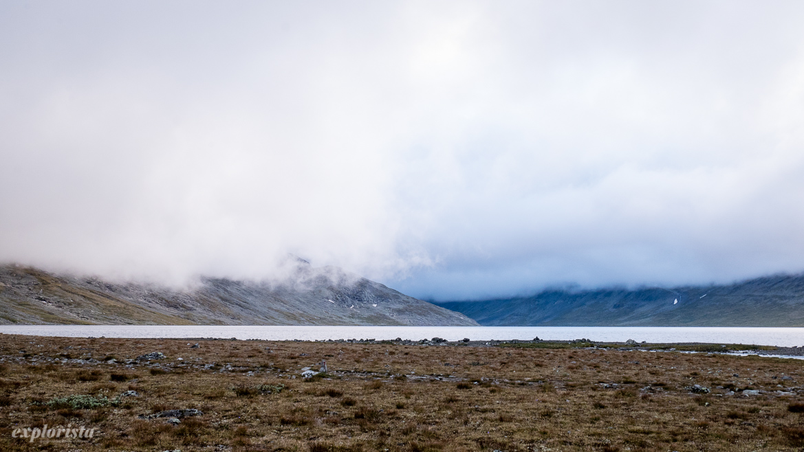 norska fjällen låga moln över sjö
