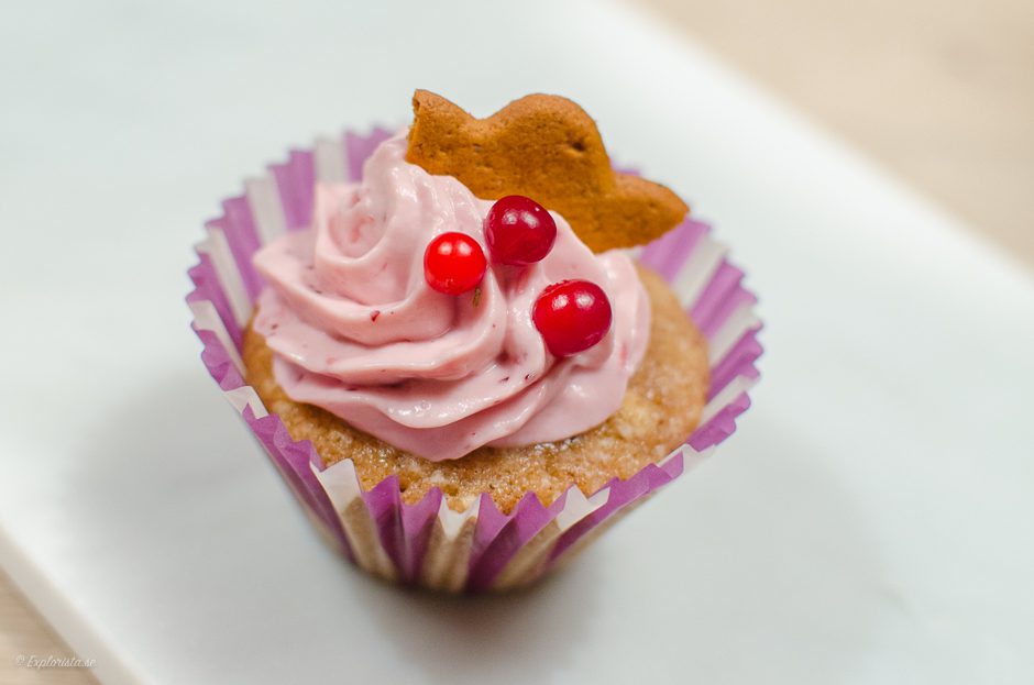 pepparkakscupcakes med rosa lingonfrosting