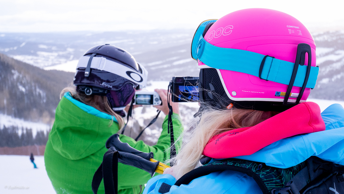 Bloggare fotograferar i skidbacken