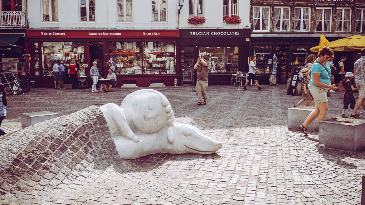 Antwerpen staty barn under stenläggnings-filt