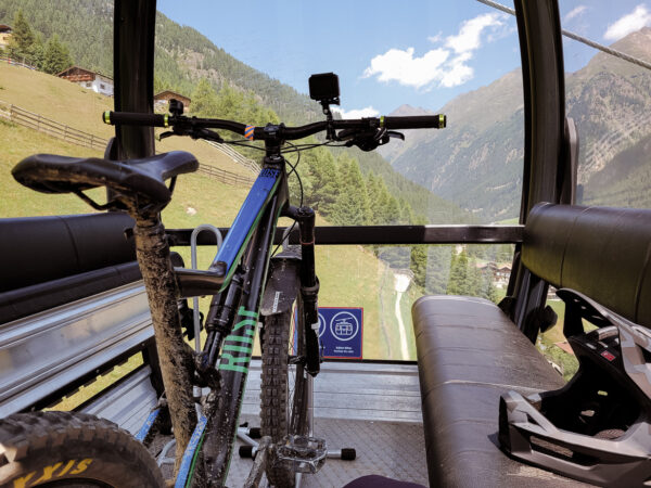 Lift med cykel i Alperna