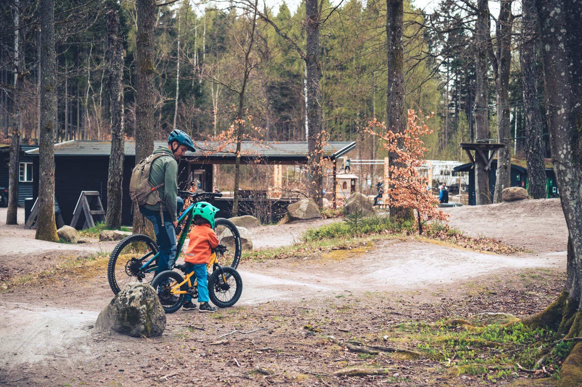 pumptrack med stor och liten person