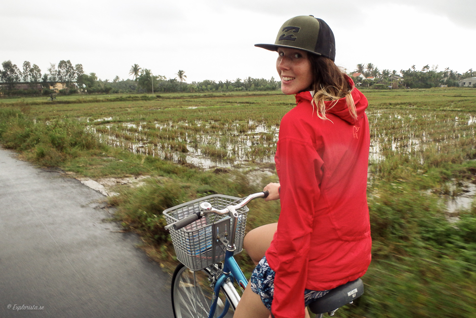 cyklande tjej vid risfält