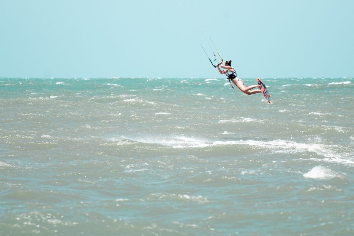 Kitesurftjej hoppar