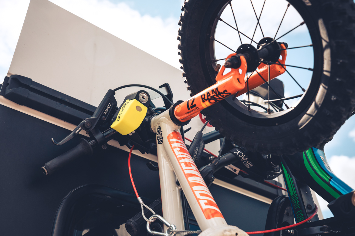 Låsbart cykelställ/cykelhållare till campervan eller plåtis för fyra cyklar