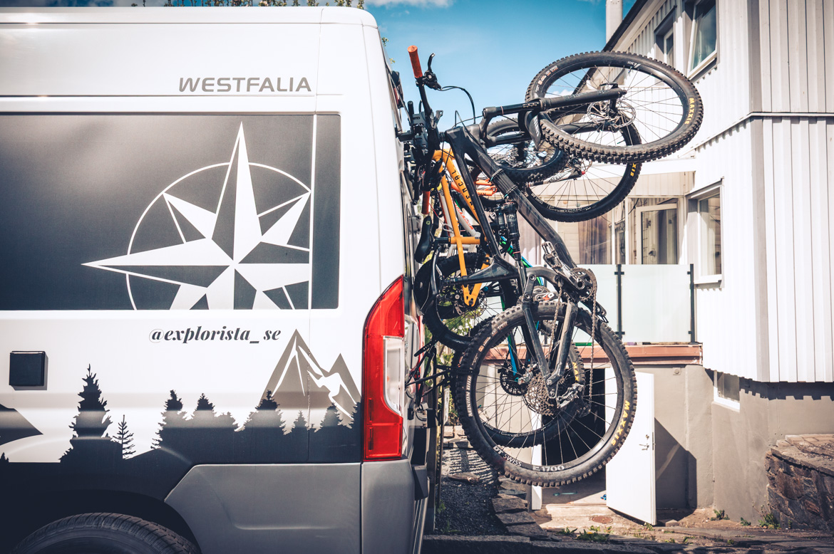 PUSHrack Bike cykelställ/cykelhållare där cykeln hänger i styret på bakdörren till campervan eller plåtis