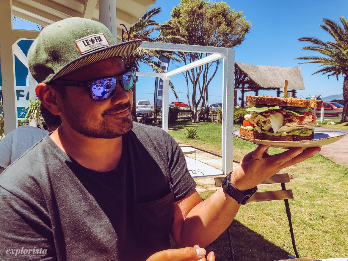 Danny med bocadillo på Power house cafe i Tarifa