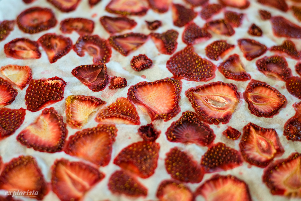 torkade jordgubbar på plåt