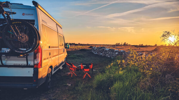 vanlife i solnedgång med mountainbikes bakpå
