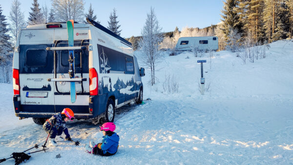 Vinter och skidåkning i plåtis / campervan