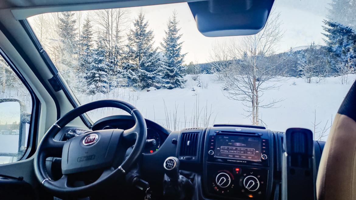 Vinter och skidåkning i plåtis / campervan