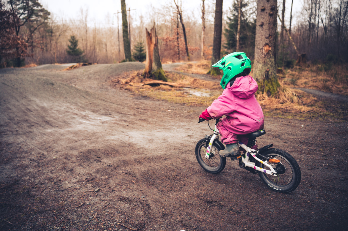 barn / toddler på cykel fullfacehjälm