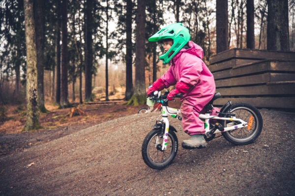 barn / toddler på cykel fullfacehjälm